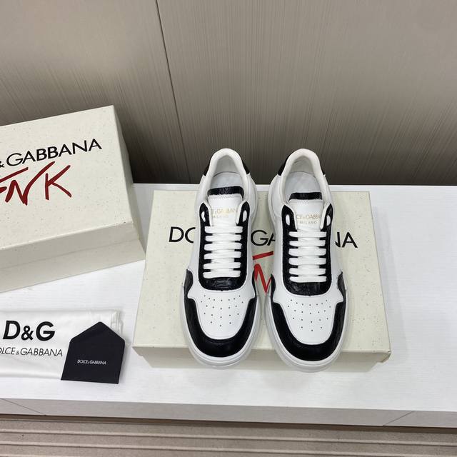 出厂价 2024高端版本 原单品质 D0Lce & Gabbana 今年的主打款式 没有之一 超火超帅气的休闲鞋此款传承了d家一贯有点浮夸而不失时尚的风格 精湛